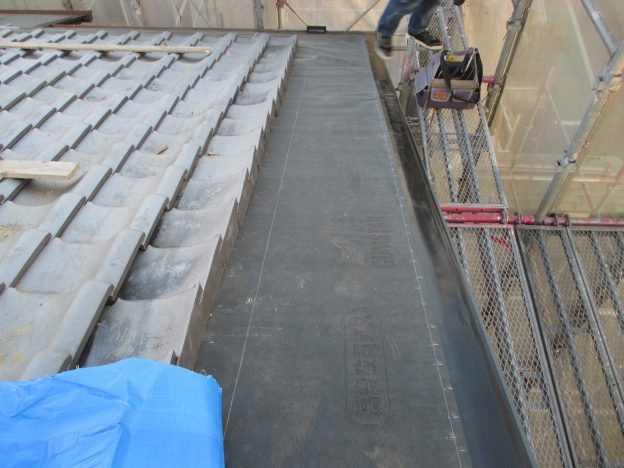 稲美町の葺き替えに伴う新しい防水紙敷設